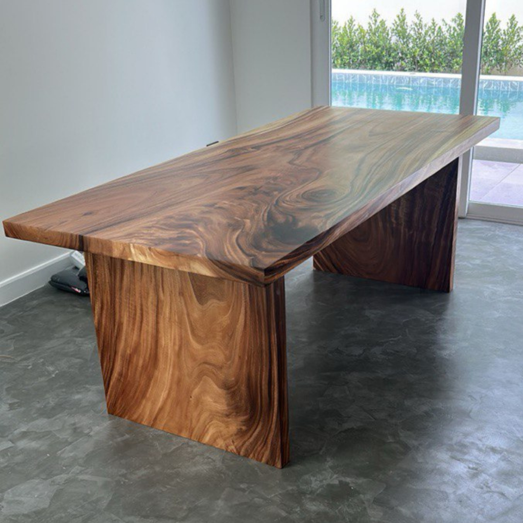 โต๊ะไม้จามจุรีขาไม้ในพื้นที่ลูกค้า