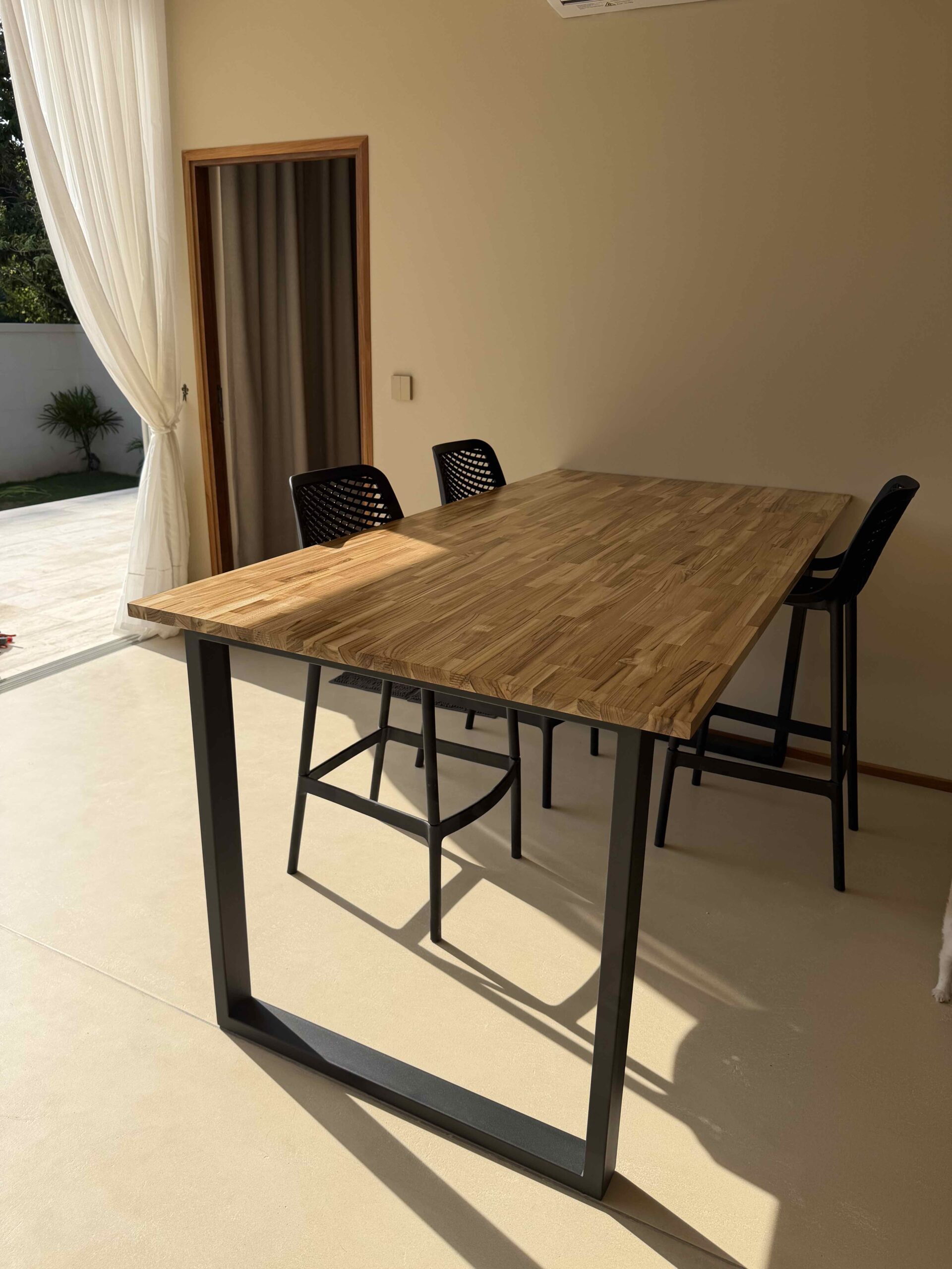 100 × 200 × 90 cm jointed teak bar table with black rectangular steel legs